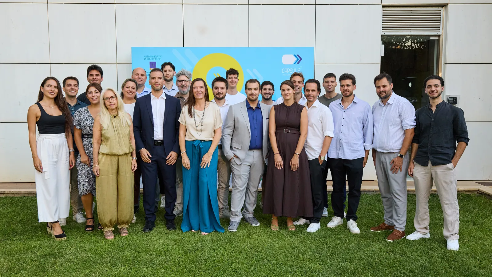 Gruppenfoto der Startups und des Teams des 9. Accelerator-Zyklus von CapsuleT auf einer Wiese